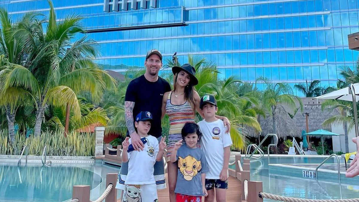 Messi posa con su mujer y sus tres hijos.