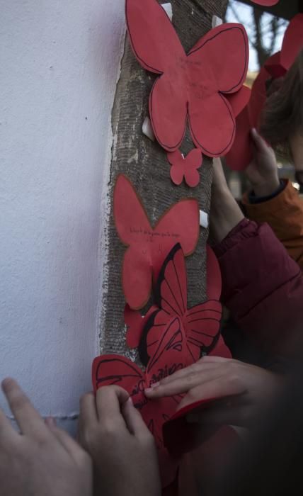 Mariposas en el viento contra la violencia machista.