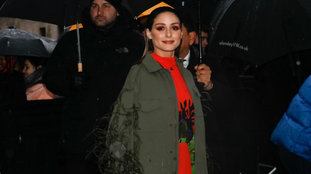 Olivia Palermo combina a la perfección un vestido largo de gasa con una parka militar