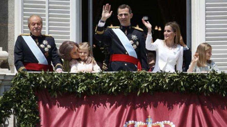 Los Reyes se dan un baño de masas en el Palacio Real