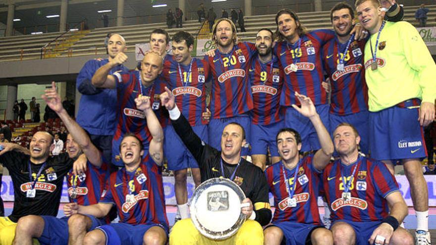Los jugadores del Barcelona Borges celebran la coquista de la Copa Asobal, tras la final que se disputó ayer contra el Ciudad Real en el Palacio de Deportes Vistalegre de Córdoba. El grancanario Sarmiento -dorsal 11 y 4º en fila superior por la izquierda- fue una pieza clave en la gesta.