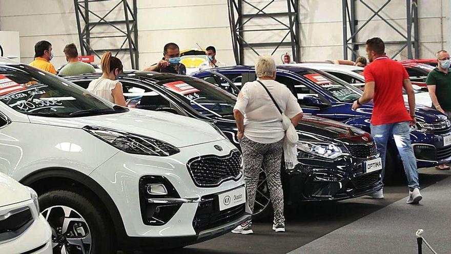 Asistentes al salón MotorOcasión, ayer, durante su última jornada.