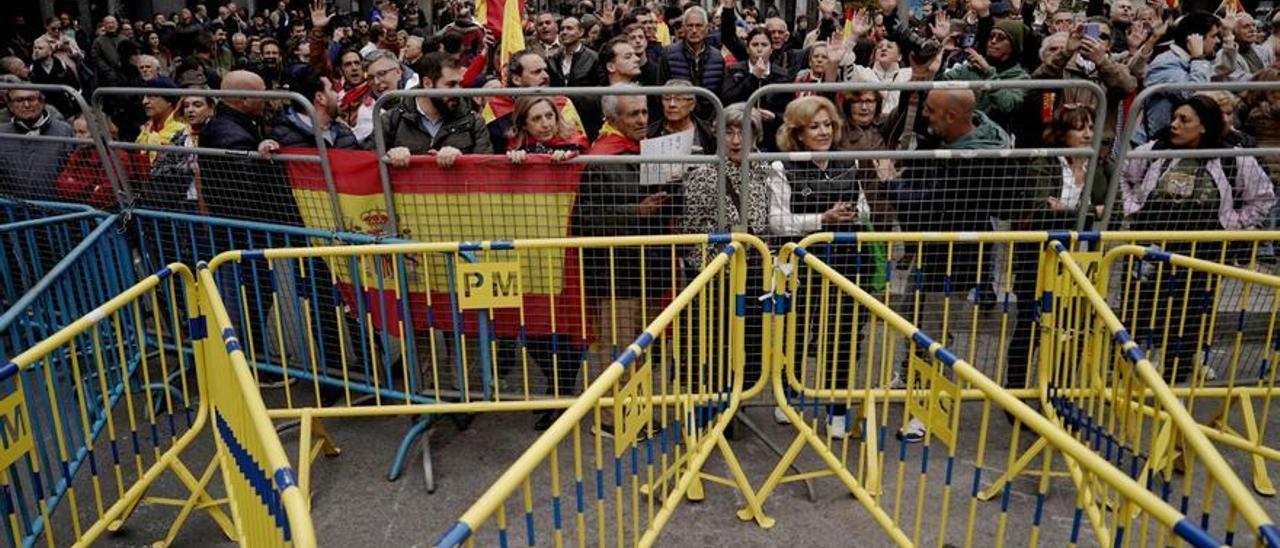 Concentración en el Congreso de los Diputados contra la investidura de Pedro Sánchez.