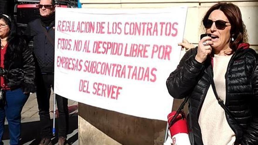 Protesta contra despidos en la contrata de limpieza del Servef en Alicante