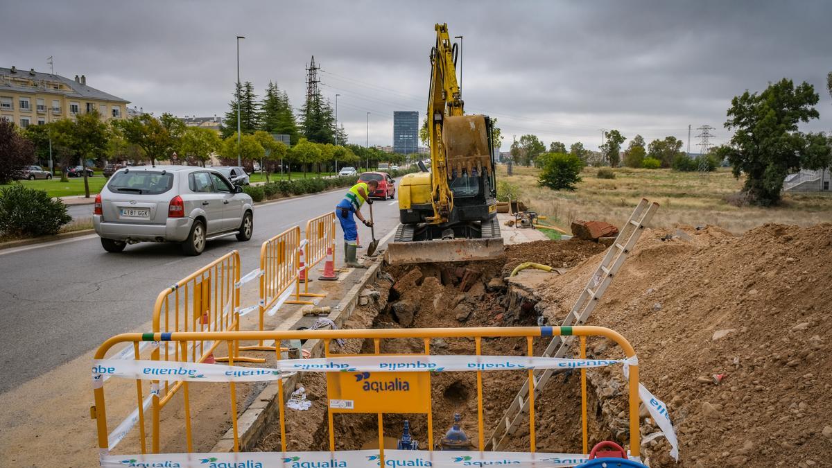 Obras de reparación de Aqualia en la acera del puente Real, ayer.