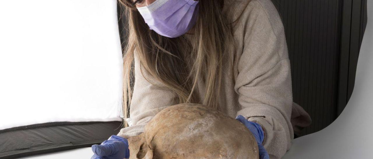 Helia Garrido, arqueóloga de la empresa Cultania, trabaja con un cráneo para sacar una imagen en tres dimensiones.