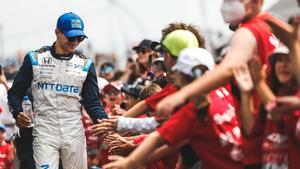 Álex Palou, vigente campeón de la IndyCar, saluda a los aficionados en Iowa