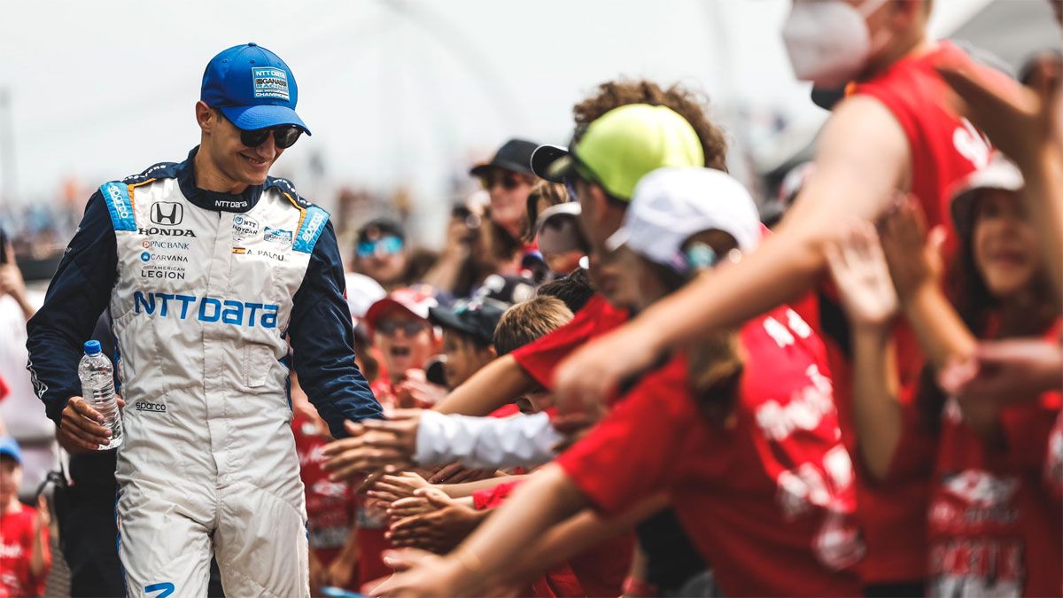 Álex Palou, vigente campeón de la IndyCar, saluda a los aficionados en Iowa