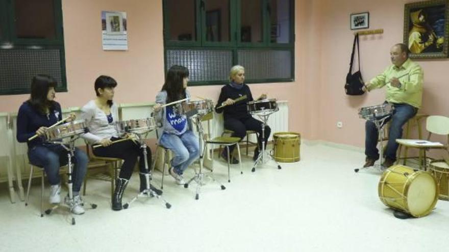 Un grupo de alumnos aprende a tocar la dulzaina.