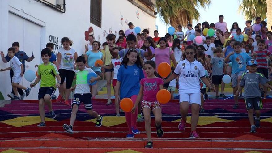 Un programa educativo convierte una escalinata en un mural al aire libre