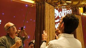 Preparació dels bombos del sorteig de Nadal. | EFE