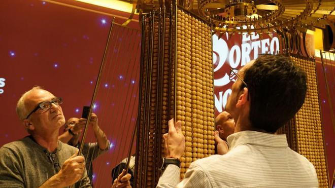 Preparació dels bombos del sorteig de Nadal. | EFE