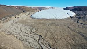 Glaciar Russell, en Groenlandia, región ártica cada vez más verde y menos blanca