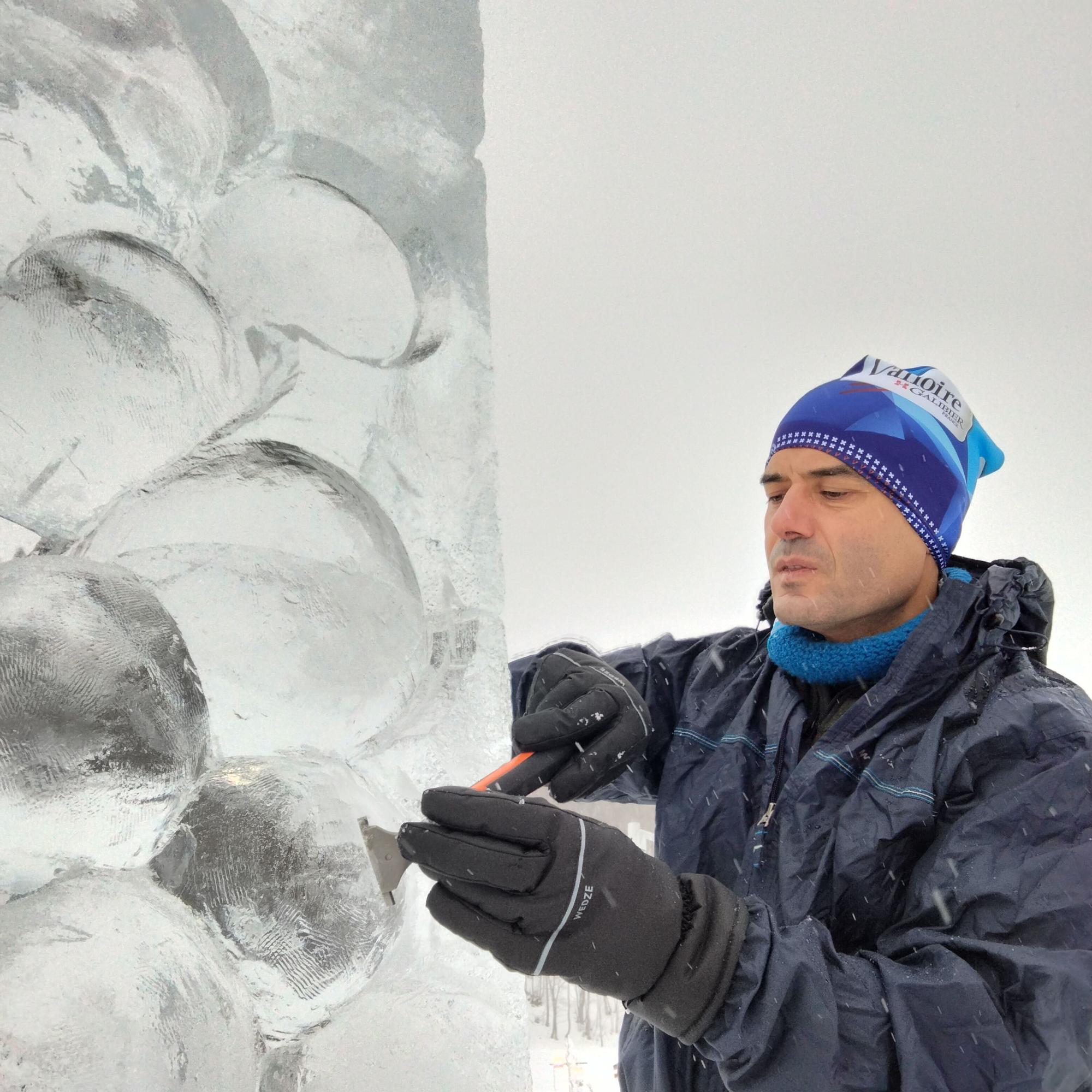 Premio al artista alicantino Enrique Jordá por una escultura en hielo