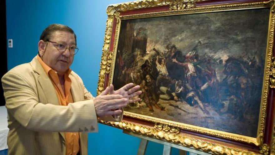 El restaurador Paulino Giménez, junto al cuadro que atribuye a Goya.