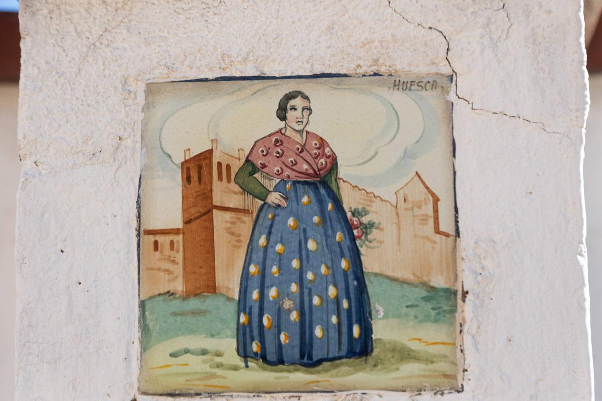 Azulejo con un motivo representativo de Huesca en el Centro Aragonés de València