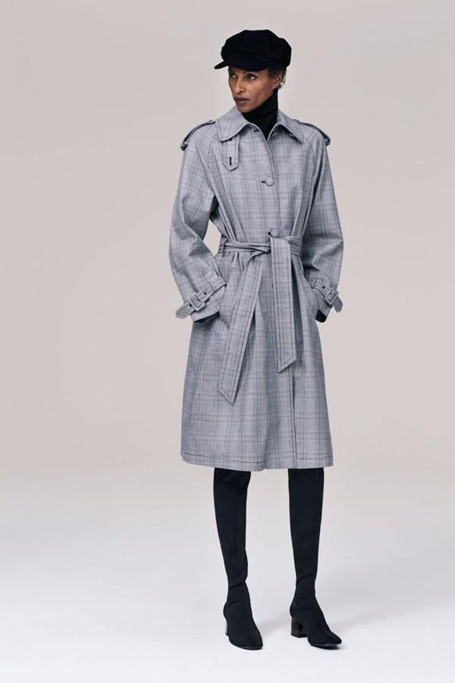 Campaña timeless de Zara: modelo con trench estampado