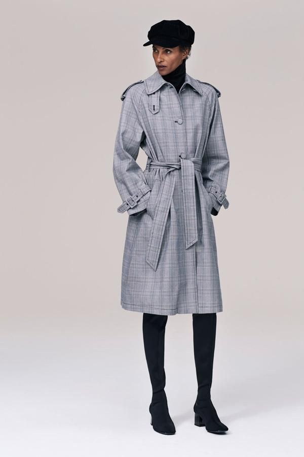 Campaña timeless de Zara: modelo con trench estampado
