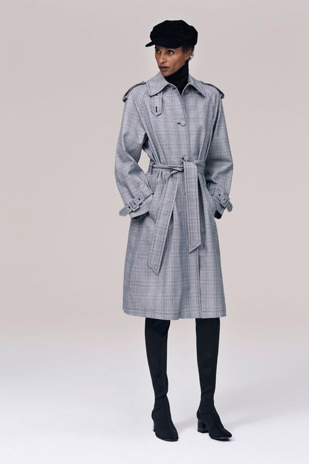 Campaña timeless de Zara: modelo con trench estampado