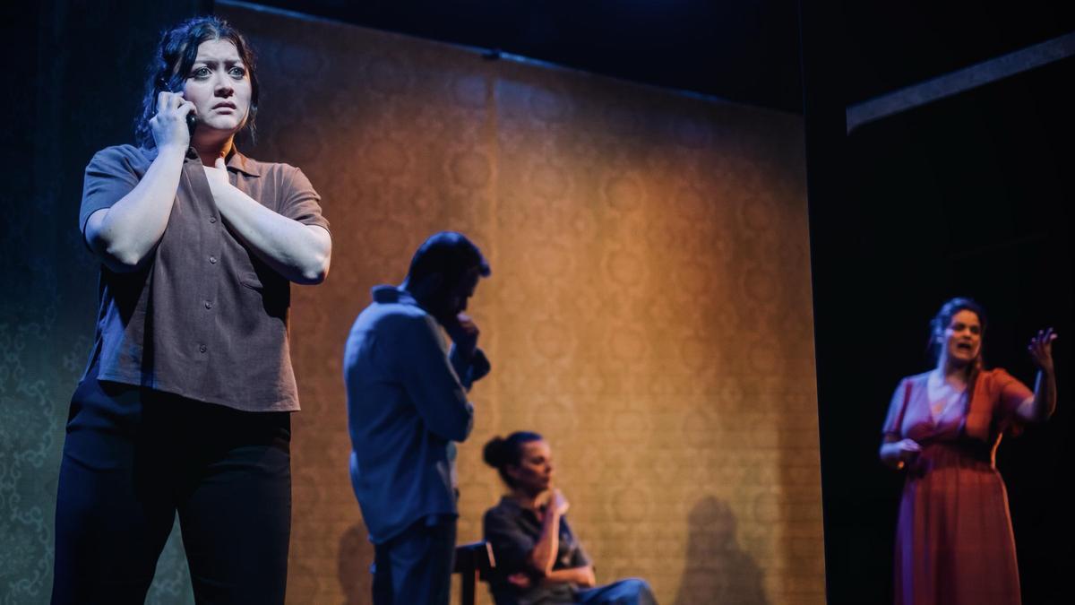 El repartiment d''Els darrers sis dies', Alexandra Palomo, Carme Gonzàlez, Karen Codina i Sergio Baos, en una escena del muntatge