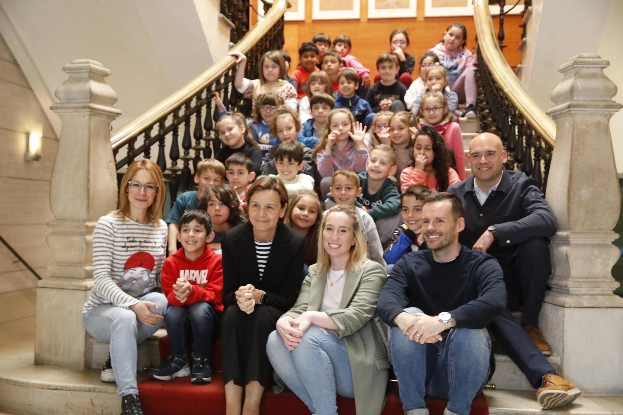 En imágenes: El colegio Noega visita el Ayuntamiento de Gijón