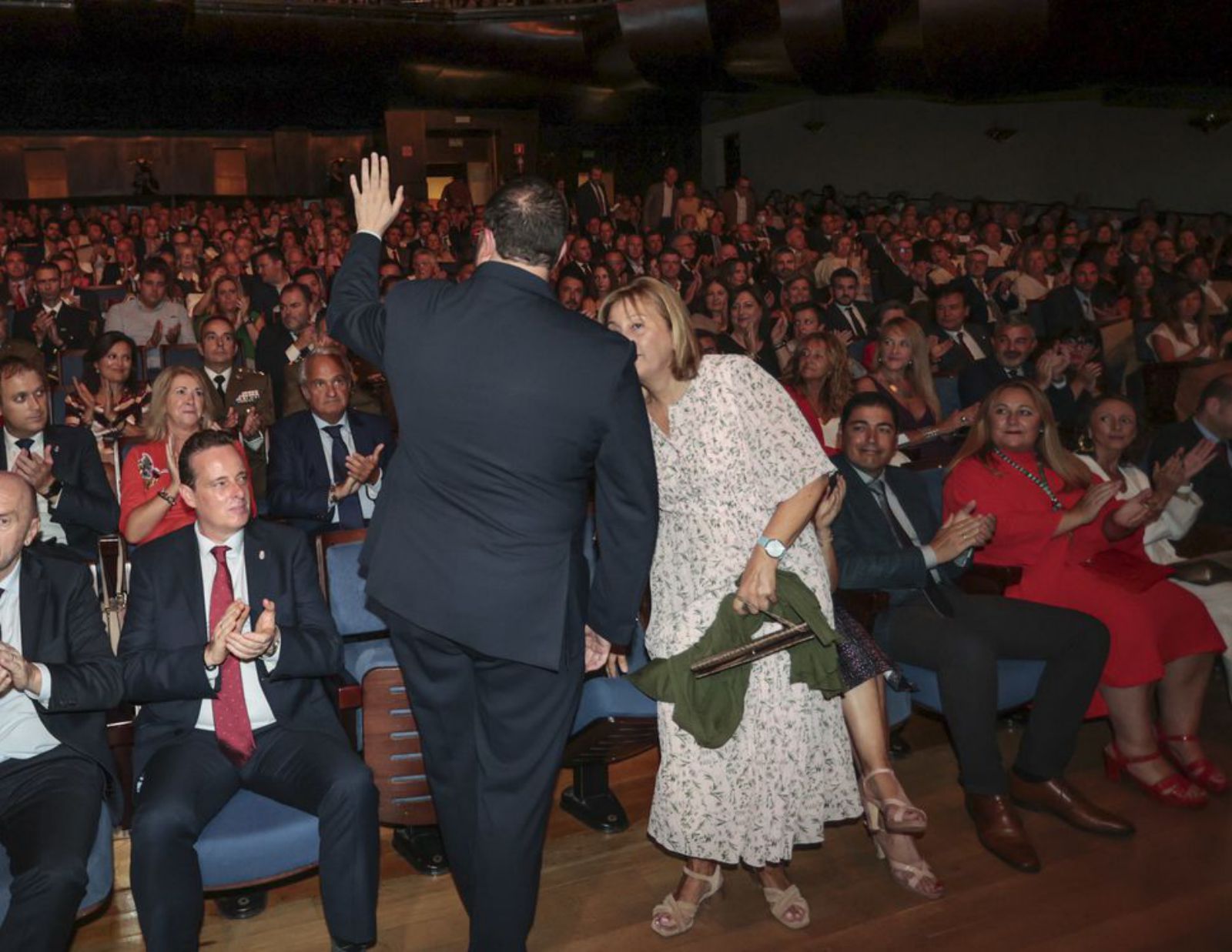 El presidente regional, junto a la delegada del Gobierno, saludando al público que llenaba el Auditorio. | Irma Collín