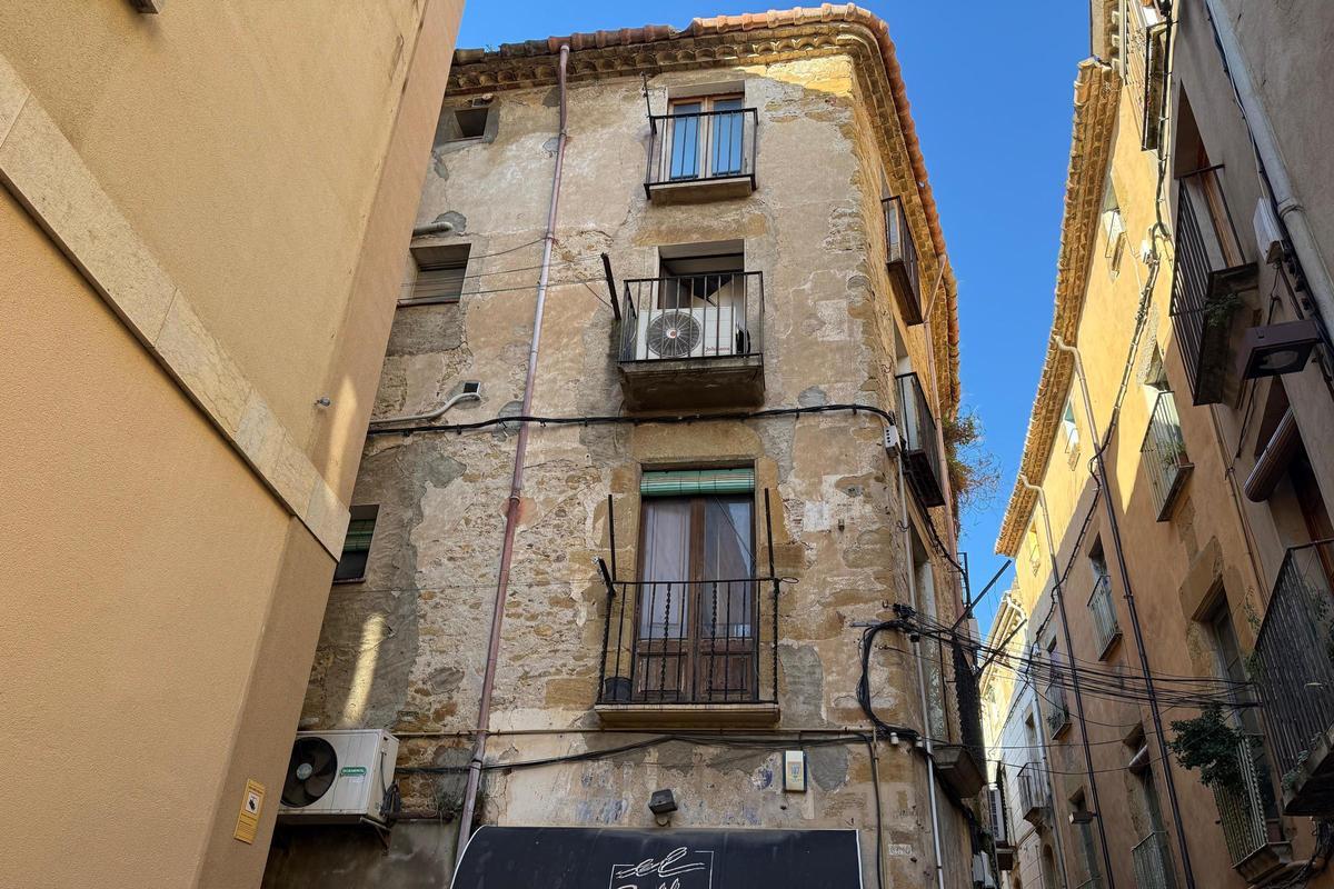 Façana de l'edifici de la Bisbal que està declarat en ruïnes