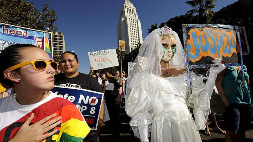 Cientos de personas protestan, en las calles aledañas a la Alcaldía de Los Angeles, California (EEUU), en contra de las propuesta hecha por el grupo Proposition 8, de prohibir los matrimonios homosexuales en el estado de California.