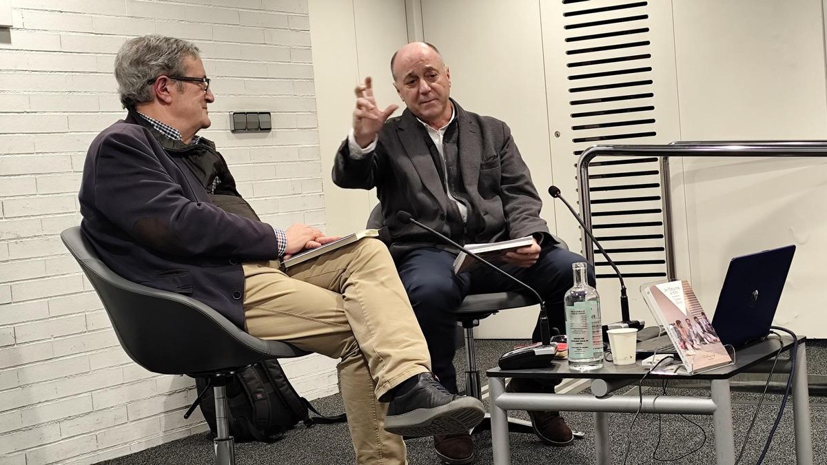 L'autor Xavier Ferrer, a la dreta, conversant amb l'exalcalde de Figueres i economista, Joan Armangué.