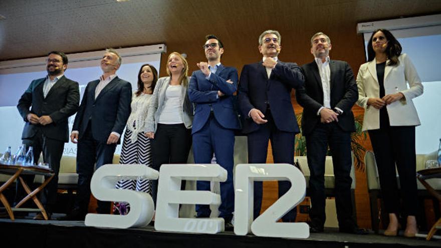 Los candidatos antes del debate con Lourdes Santana y Miguel Ángel Rodríguez.