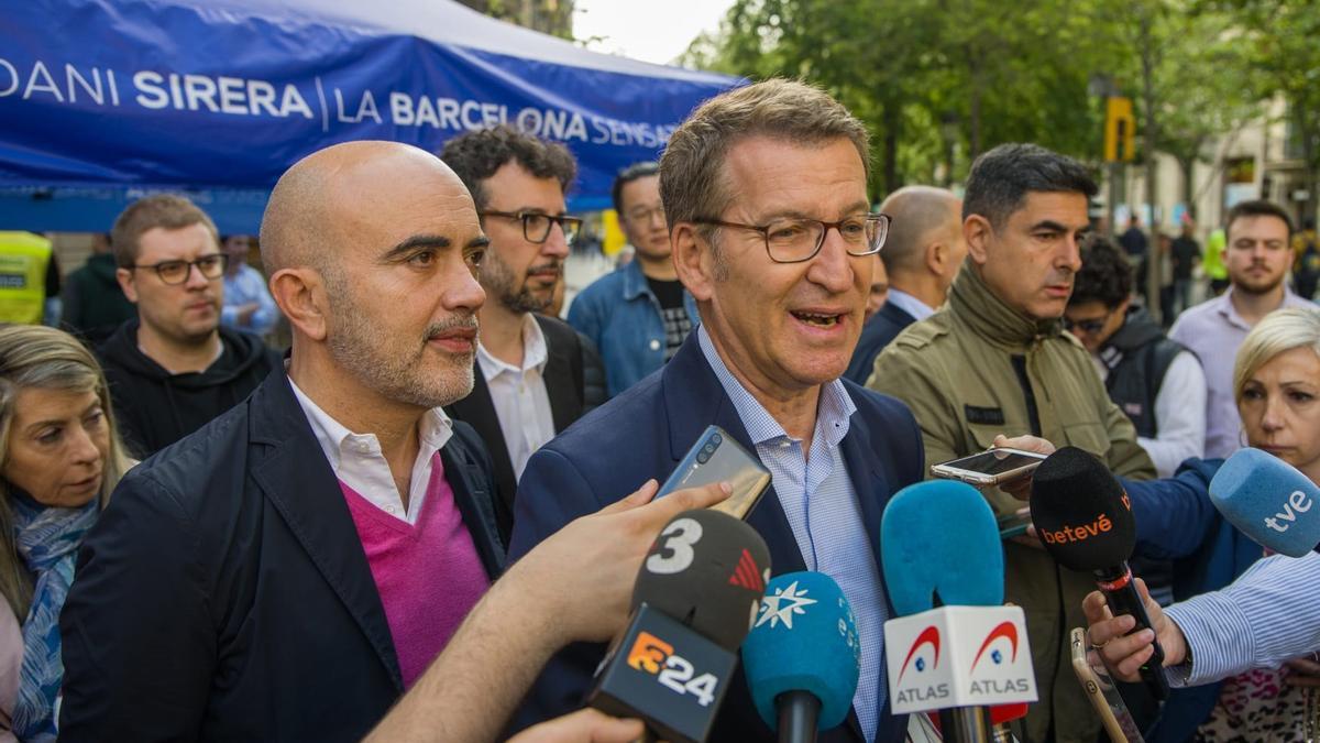 El presidente del PP, Alberto Núñez Feijóo, junto al candidato del PP a la Alcaldía de Barcelona, Daniel Sirera.