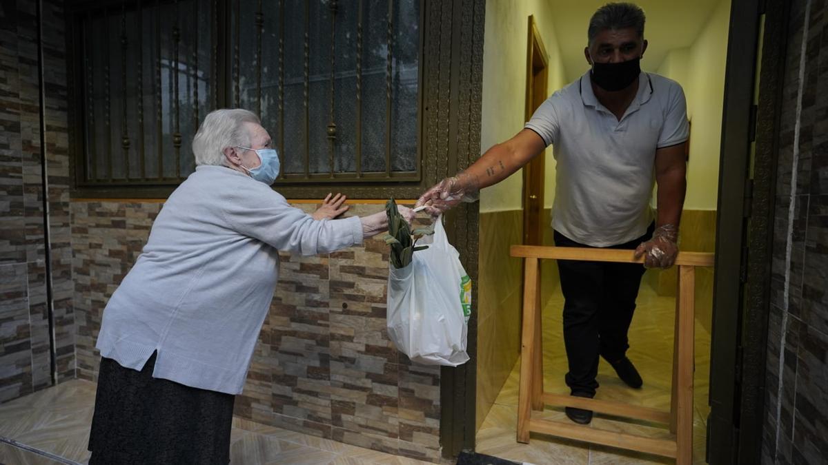 Reparto de alimentos en una ONG de València