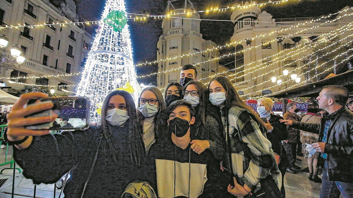 Jóvenes captan una postal de una Navidad que sigue respirando tras las mascarillas.