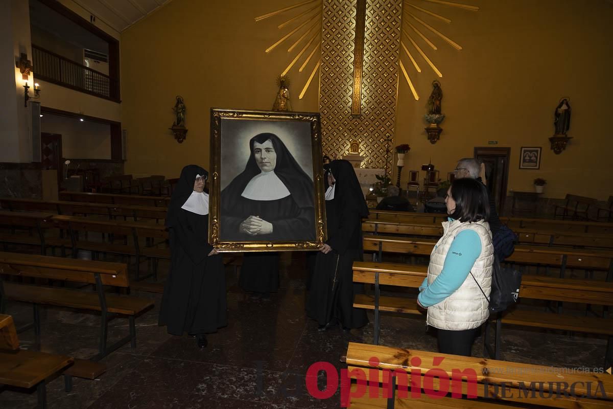 Así ha sido el traslado del cuatro y la reliquia de Santa Teresa de Jornet desde el Asilo hasta la Parroquia de la Concepción en Caravaca