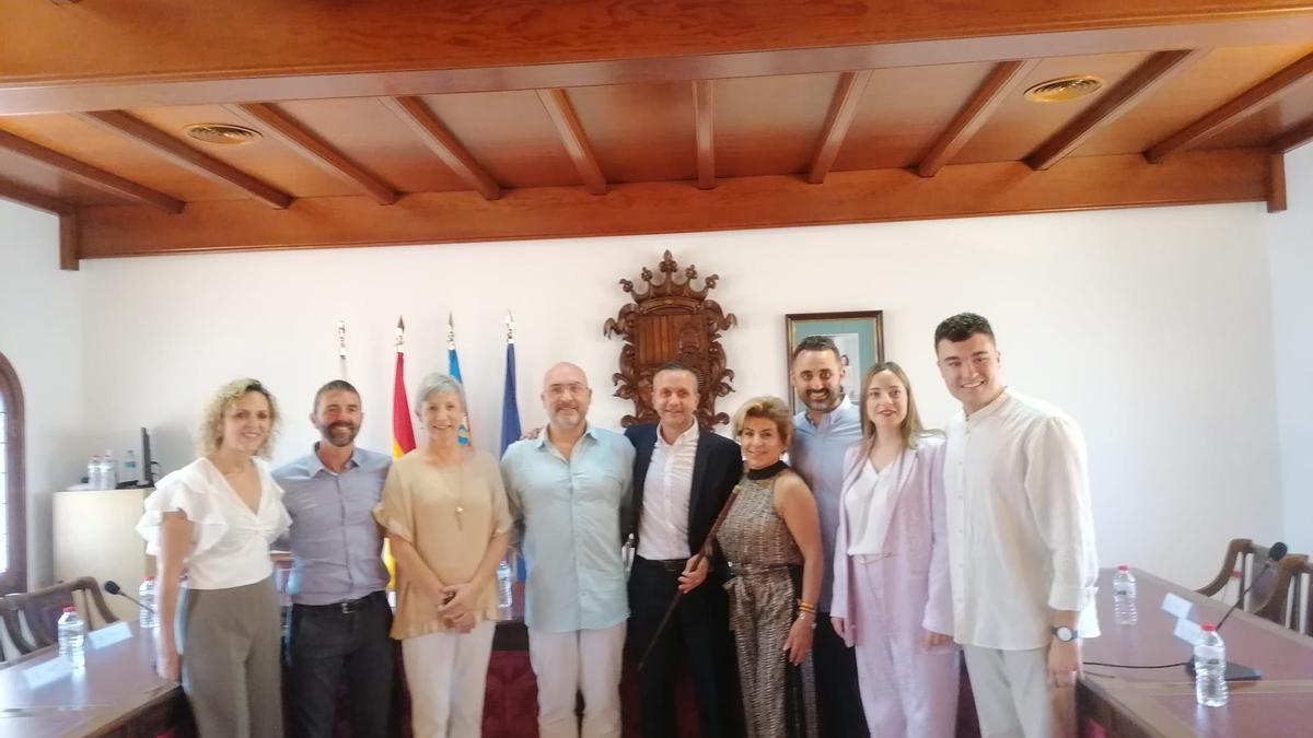 Nacho Mira, en el medio y con la vara de mando, será el alcalde de Canals en el mandato 2023-2027.