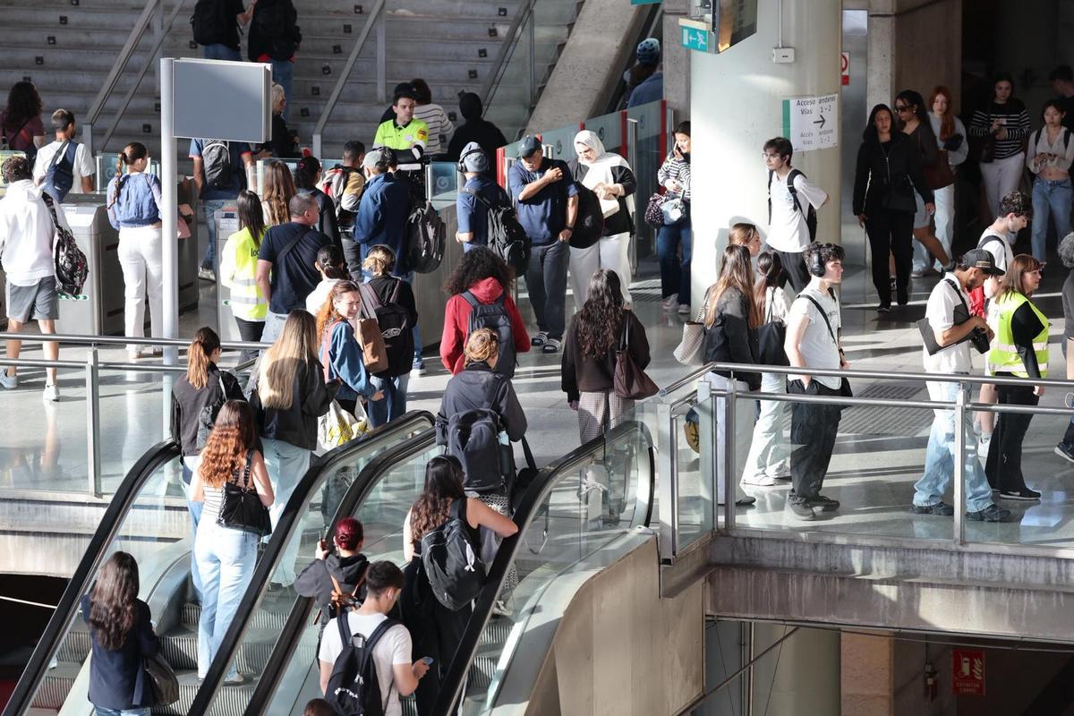 Acceso a los andenes de Cercanías en Castelló.