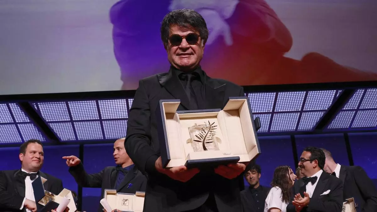 Oliver Laxe sigue agrandándose en Cannes, que concede la Palma de Oro a Jafar Panahi