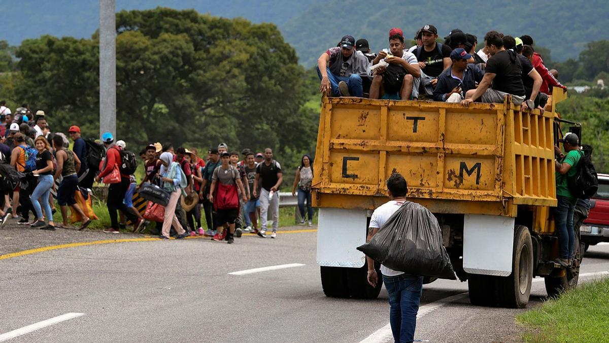 Migrantes de América Latina que forman parte de una caravana hacia la frontera con Estados Unidos llegan a Huixtla, estado de Chiapas, México, el 7 de junio de 2022