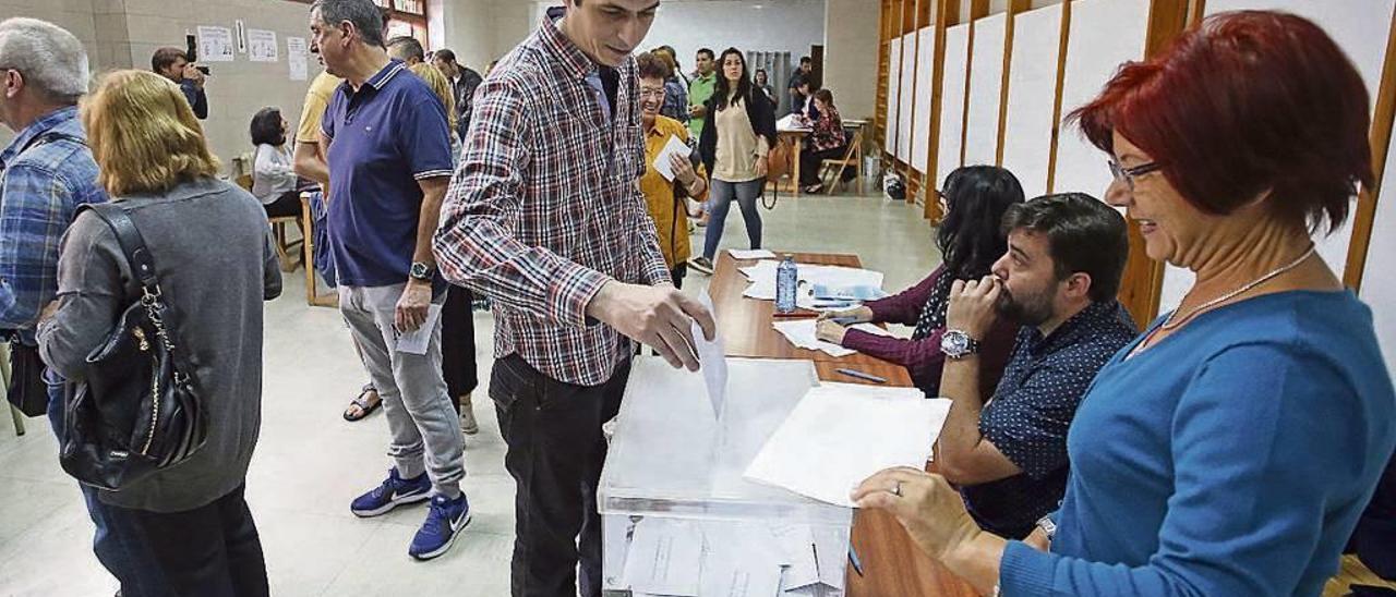 Un ciudadano vota en un colegio electoral de Vigo en las autonómicas de 2016. // Marta G. Brea