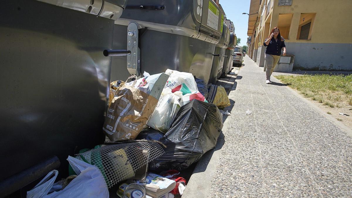 Brossa fora dels contenidors, en una imatge d'arxiu.