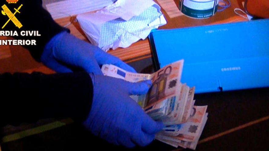 Feixos de bitllets decomissats en una operació contra dos grups criminals.
