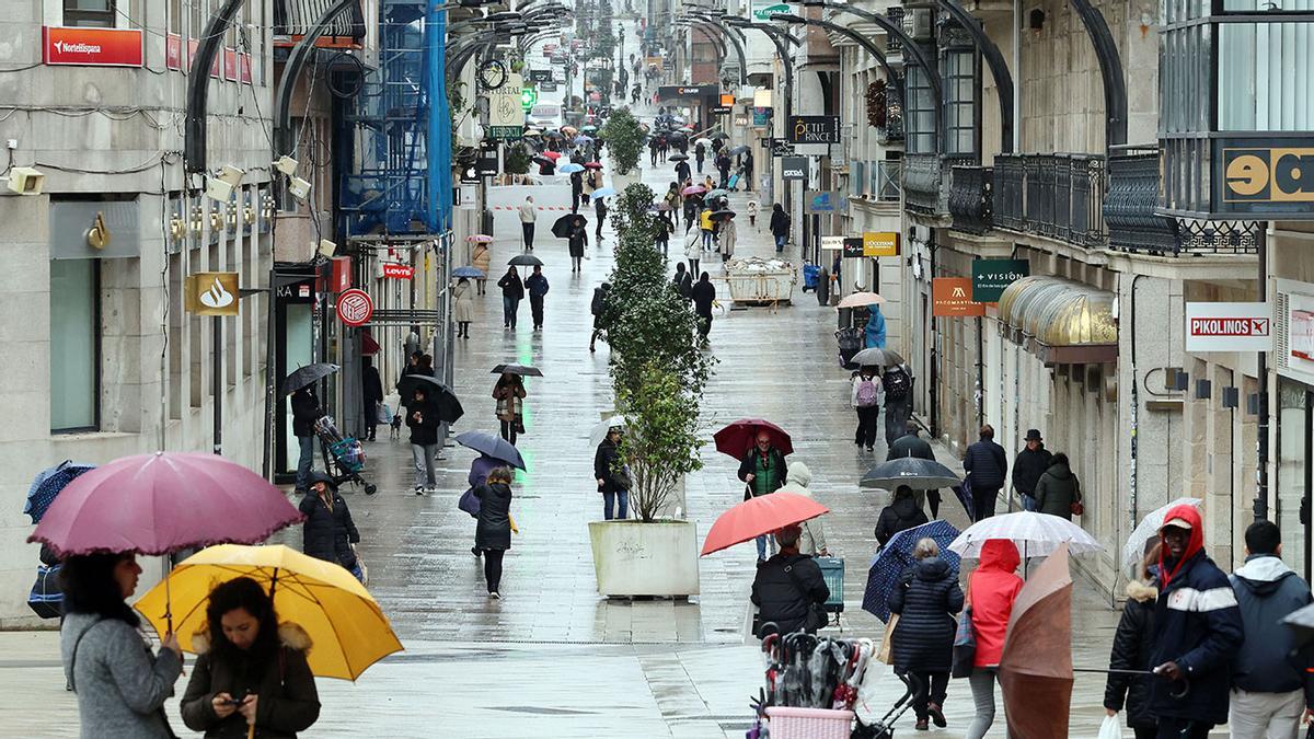 Gente paseando por la calle Príncipe de Vigo