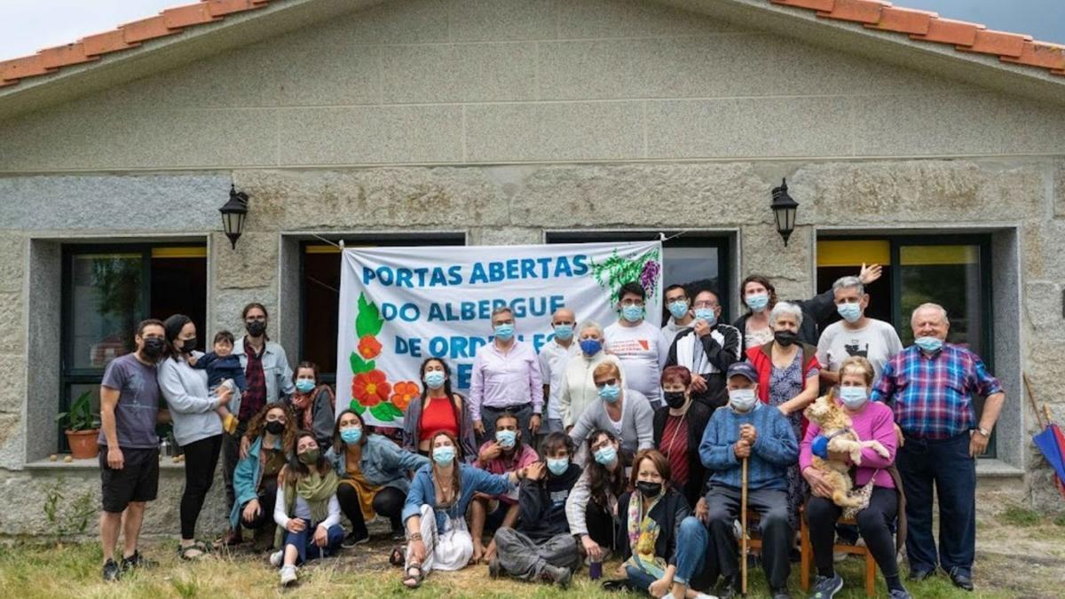 Foto de familia de los voluntarios de Sustinea y los vecinos del pueblo de Ordelles. |   // FDV