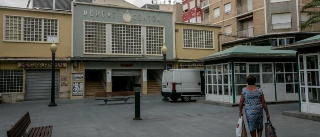 El Mercado Central de Elche, con clientes a la entrada del inmueble donde una decena de placeros mantienen su actividad comercial en la primera planta