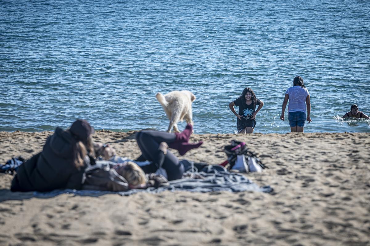 Los barceloneses acuden en masa a las playas de la ciudad para disfrutar del último día primaveral antes de la llegada del frío