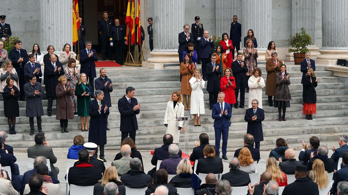 Pedro Sánchez y demás políticos y autoridades aplauden a la presidenta del Congreso, Meritxell Batet, en los actos del Día de la Constitución en Madrid.