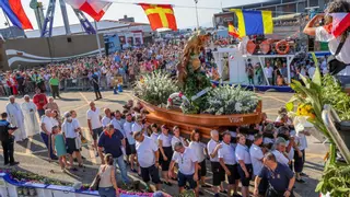 Los barcos de Arousa se engalanan para honrar en plena ría a la Virgen del Carmen