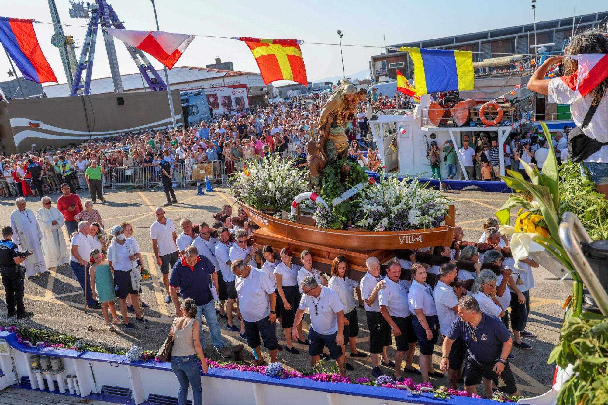 Decenas de embarcaciones de O Grove, Carril, Cabo de Cruz, Aguiño y Rianxo salen al mar en procesión por el día de su patrona