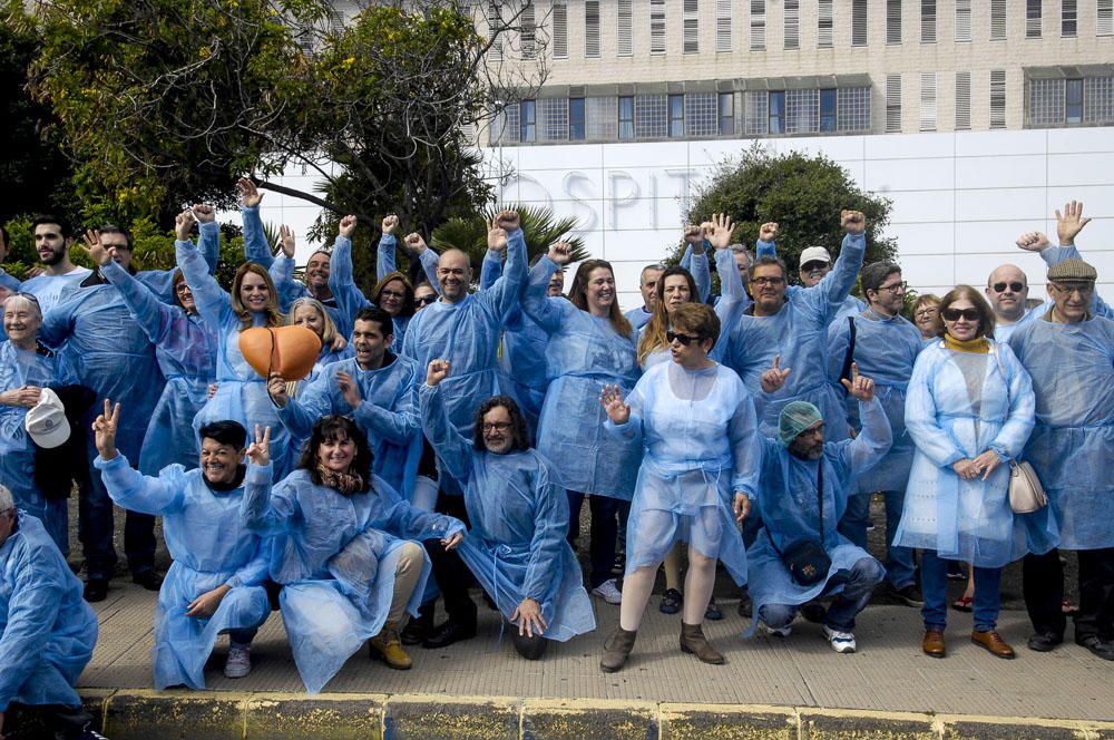 Concentración frente al Hospital Doctor Negrín en defensa de la sanidad pública