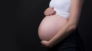 Caries, gingivitis o sialorrea: principales problemas bucodentales que pueden aparecer durante el embarazo.